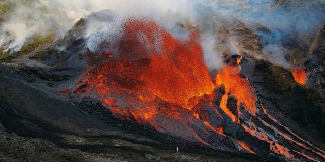 澳门研究生资料网站大全,和火山喷发时游客急逃与火山喷发急救